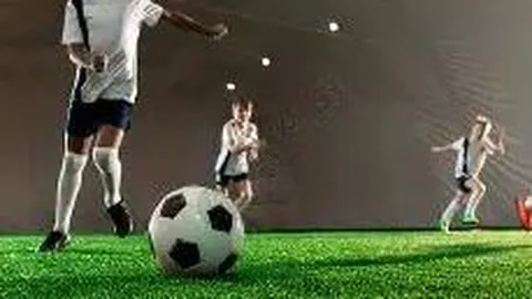 董路犀利观点：国足教练不必求名帅，赤脚医生足矣！邵佳一接棒时机未到，引发热议！